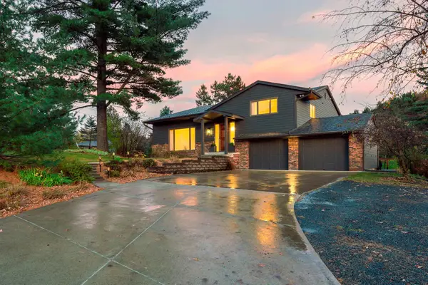 8281 Deer Pond Trail N, Lake Elmo, MN 55042