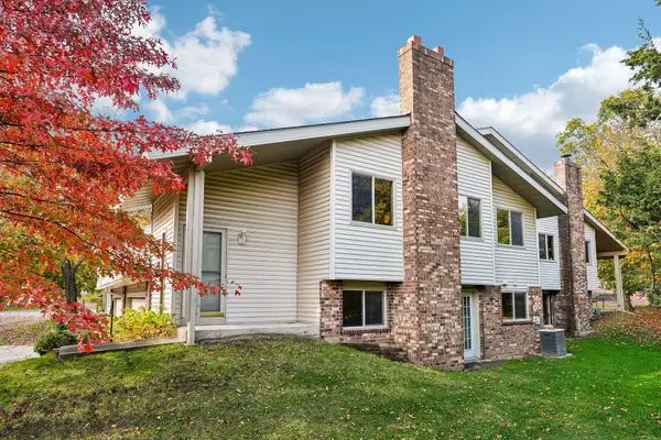 9795 Dorset Lane, Eden Prairie, MN 55347