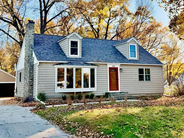848 Sandhurst Drive W, Roseville, MN 55113