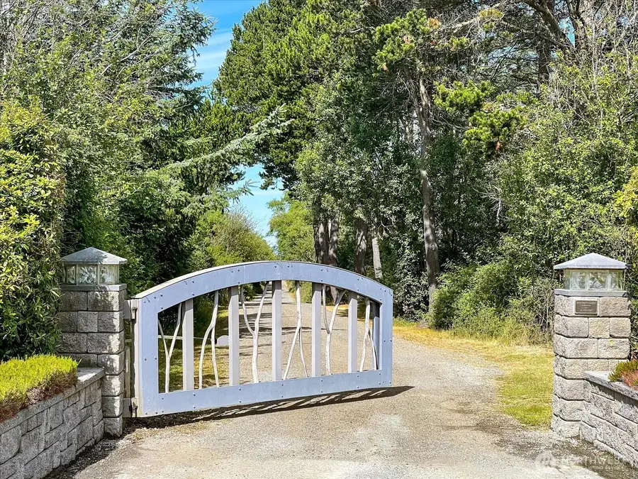 4689 Surfcrest Drive, Oak Harbor, WA 98277 - Image #3