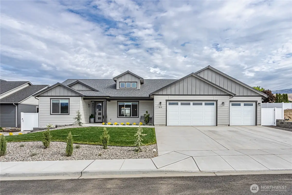 819 N Newport Loop, East Wenatchee, WA 98802 - Image #1