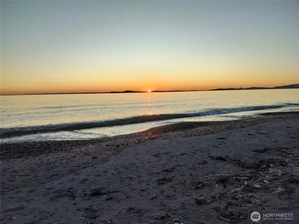 4693 Surfcrest Drive, Oak Harbor, WA 98277