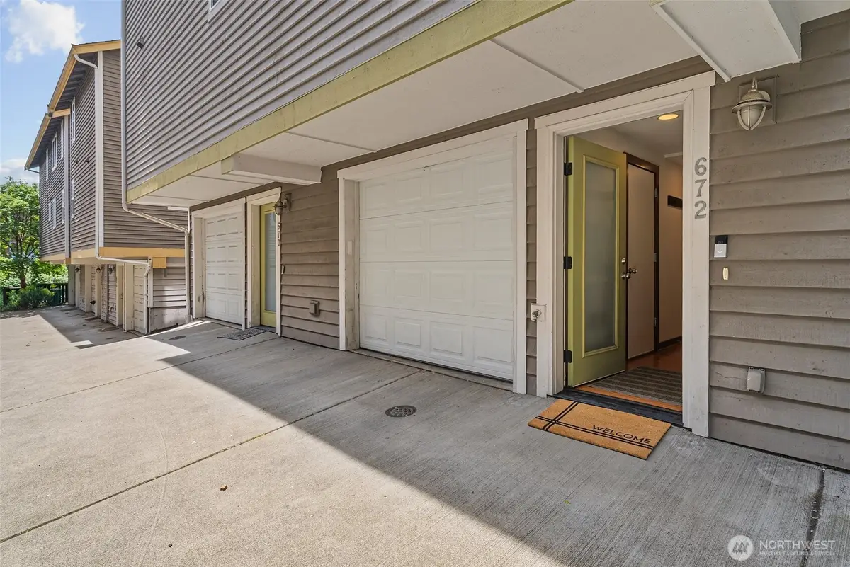 672 NE 40th St, Seattle, WA 98105 - Image #1