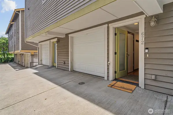 672 NE 40th St, Seattle, WA 98105