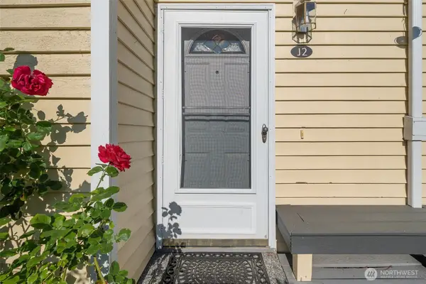 10030 NE 120th Street #J2, Kirkland, WA 98034