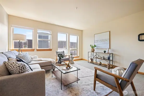 827 Hiawatha Place S #515, Seattle, WA 98144