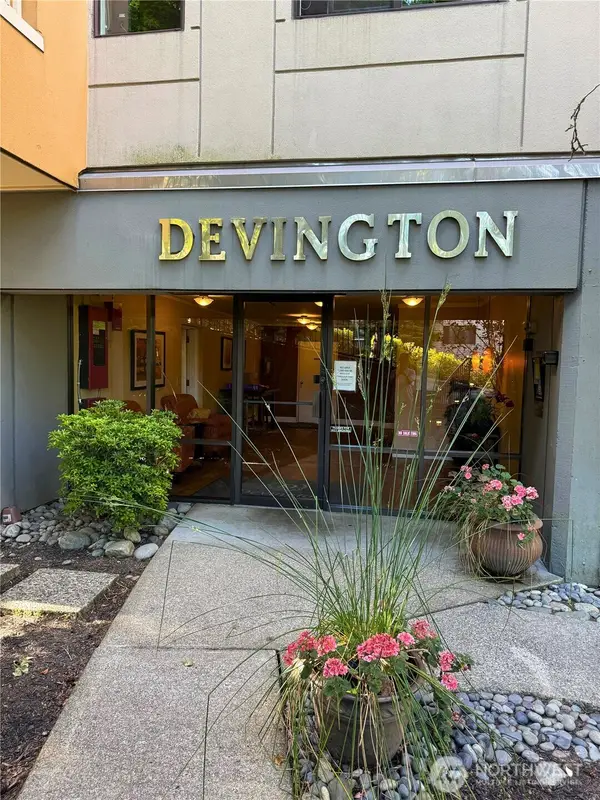 7600 SE 29th St #501, Mercer Island, WA 98040