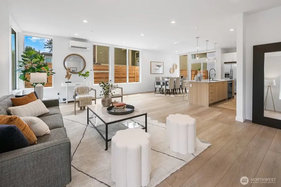 8833 Wallingford Avenue N, Seattle, WA 98103 - Image #2