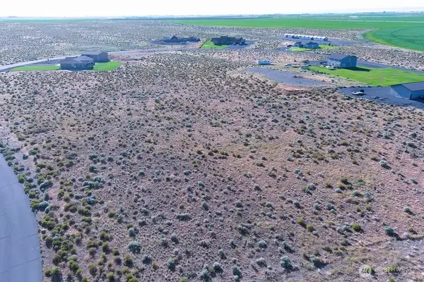 329 SE Desert Hills Loop #23, Moses Lake, WA 98837