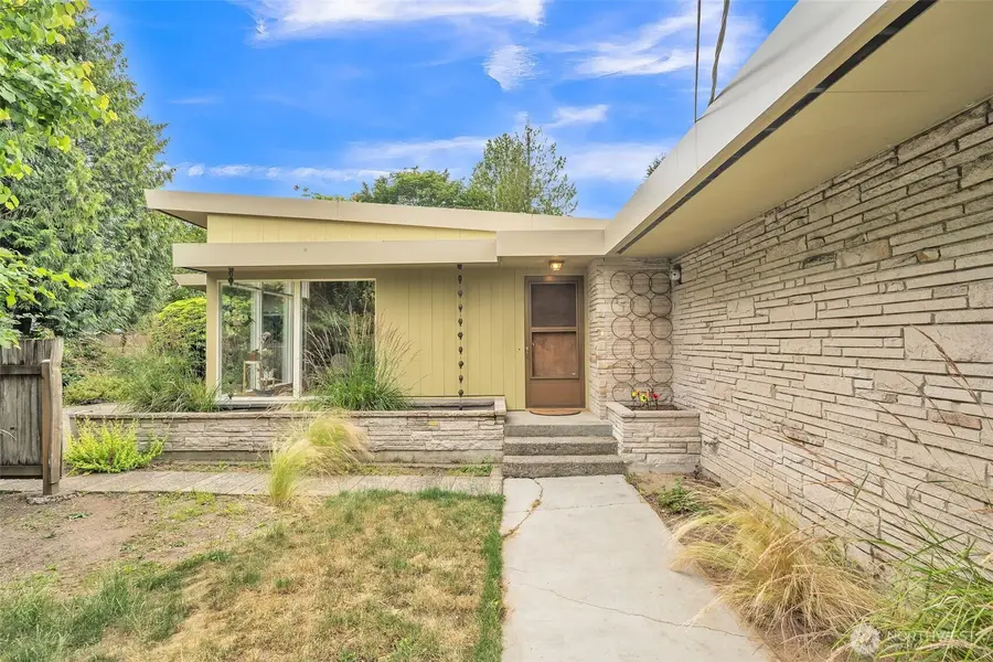 11521 Corliss Avenue N, Seattle, WA 98133 - Image #2