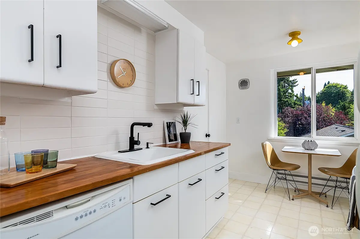 4818 Terrace Drive Ne, Seattle, WA 98105 - Image #1