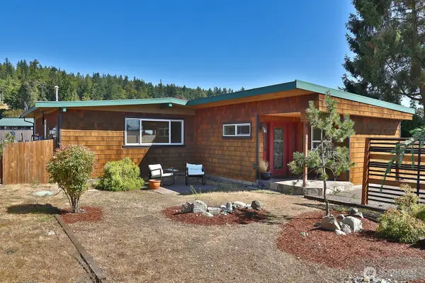 8121 Sandy Hook Terrace, Clinton, WA 98236