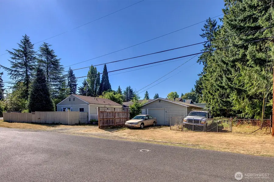 13757 39th Avenue Ne, Seattle, WA 98125 - Image #2