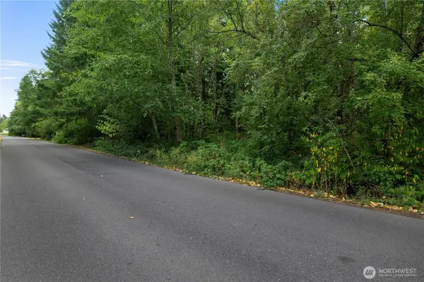 823 Tipsoo Loop S #4, Rainier, WA 98576