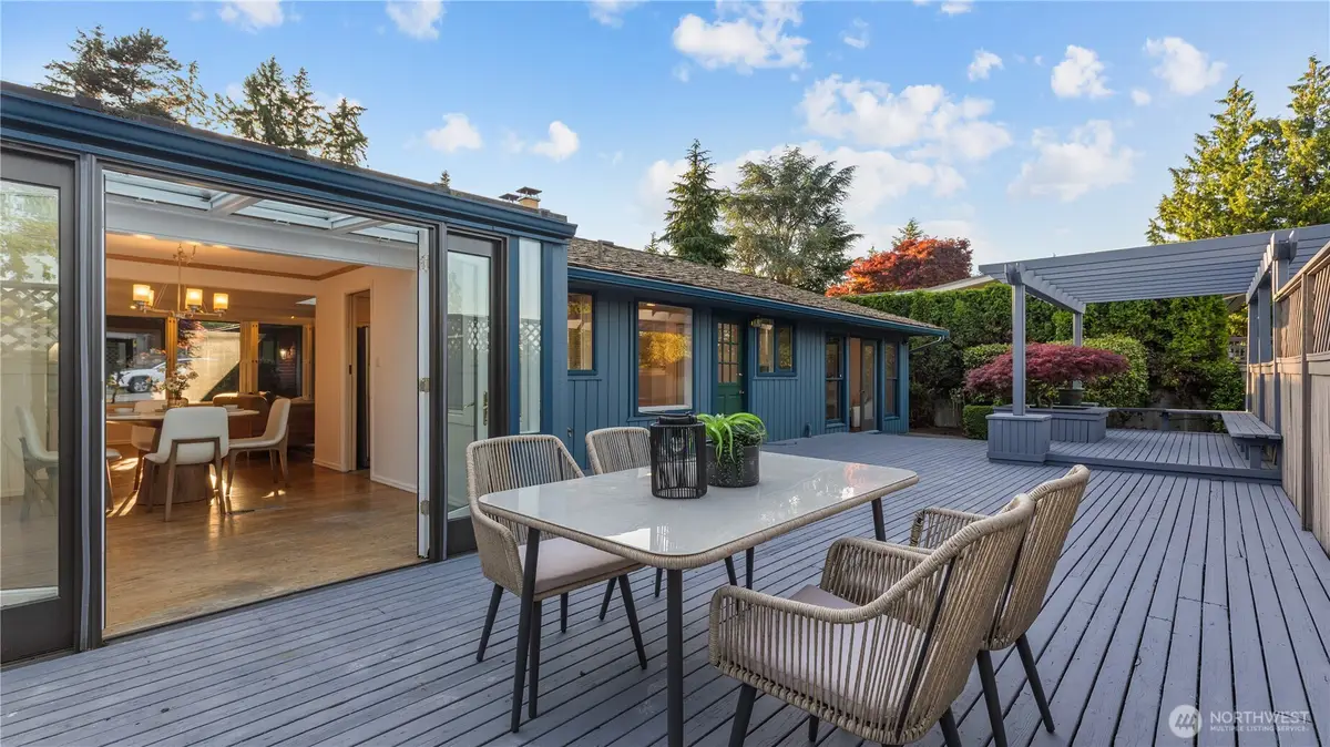 2404 79th Avenue Ne, Medina, WA 98039 - Image #1