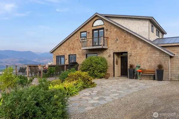 8 Deer Trails Way, Winthrop, WA 98862