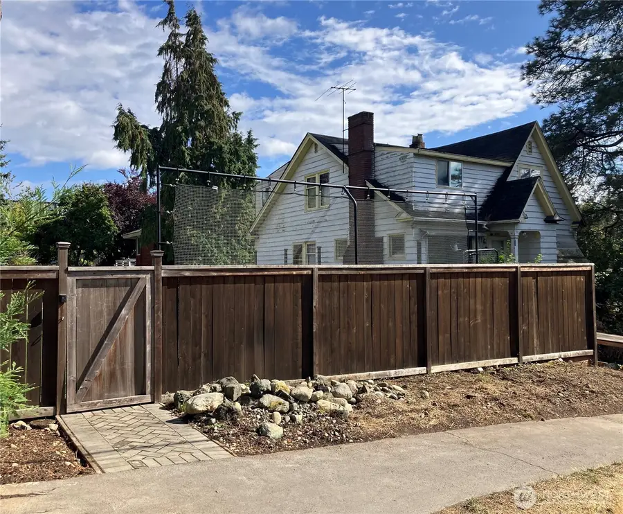 8710 Dayton Avenue N, Seattle, WA 98103 - Image #3