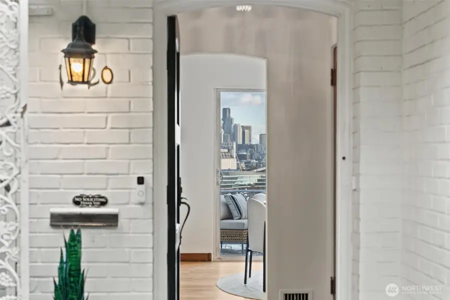 1820 W Magnolia Way W, Seattle, WA 98199 - Image #2