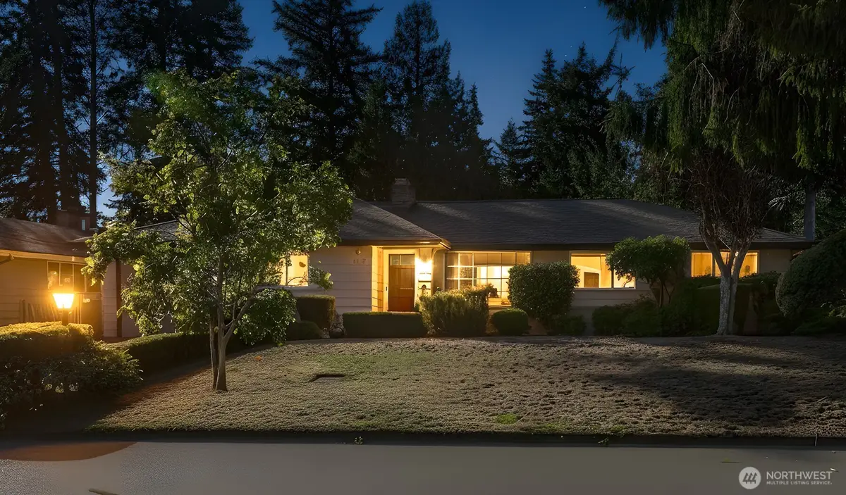 18555 Burke Avenue N, Shoreline, WA 98133 - Image #1