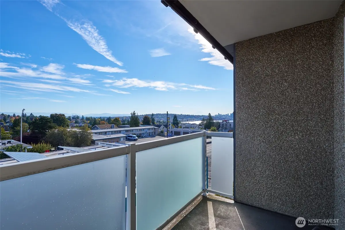 812 N 42nd Street #301, Seattle, WA 98103 - Image #1