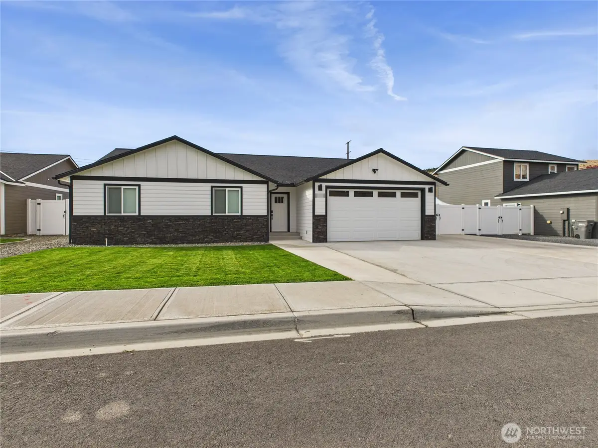 1408 Douglas Avenue, Rock Island, WA 98850 - Image #1