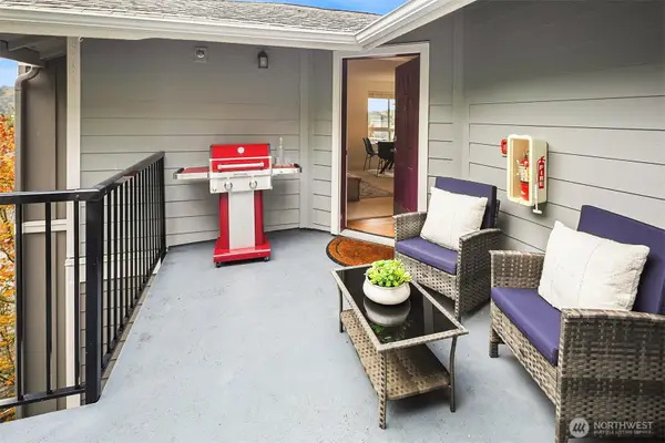 12023 NE 204th Place #E303, Bothell, WA 98011