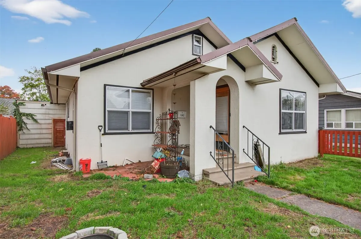 1202 S 3rd Avenue, Kelso, WA 98626 - #1