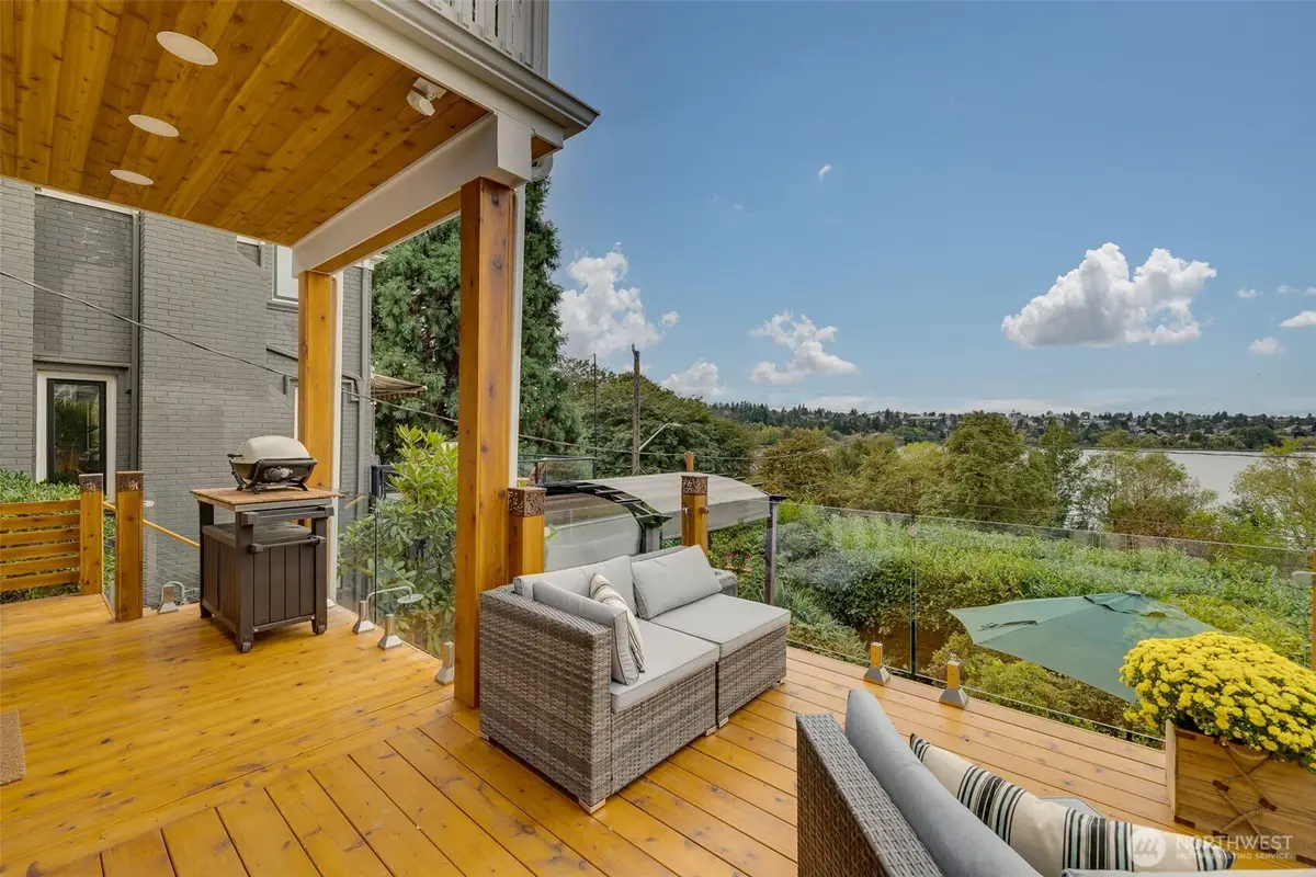 5822 E Green Lake Way N, Seattle, WA 98103 - Image #1