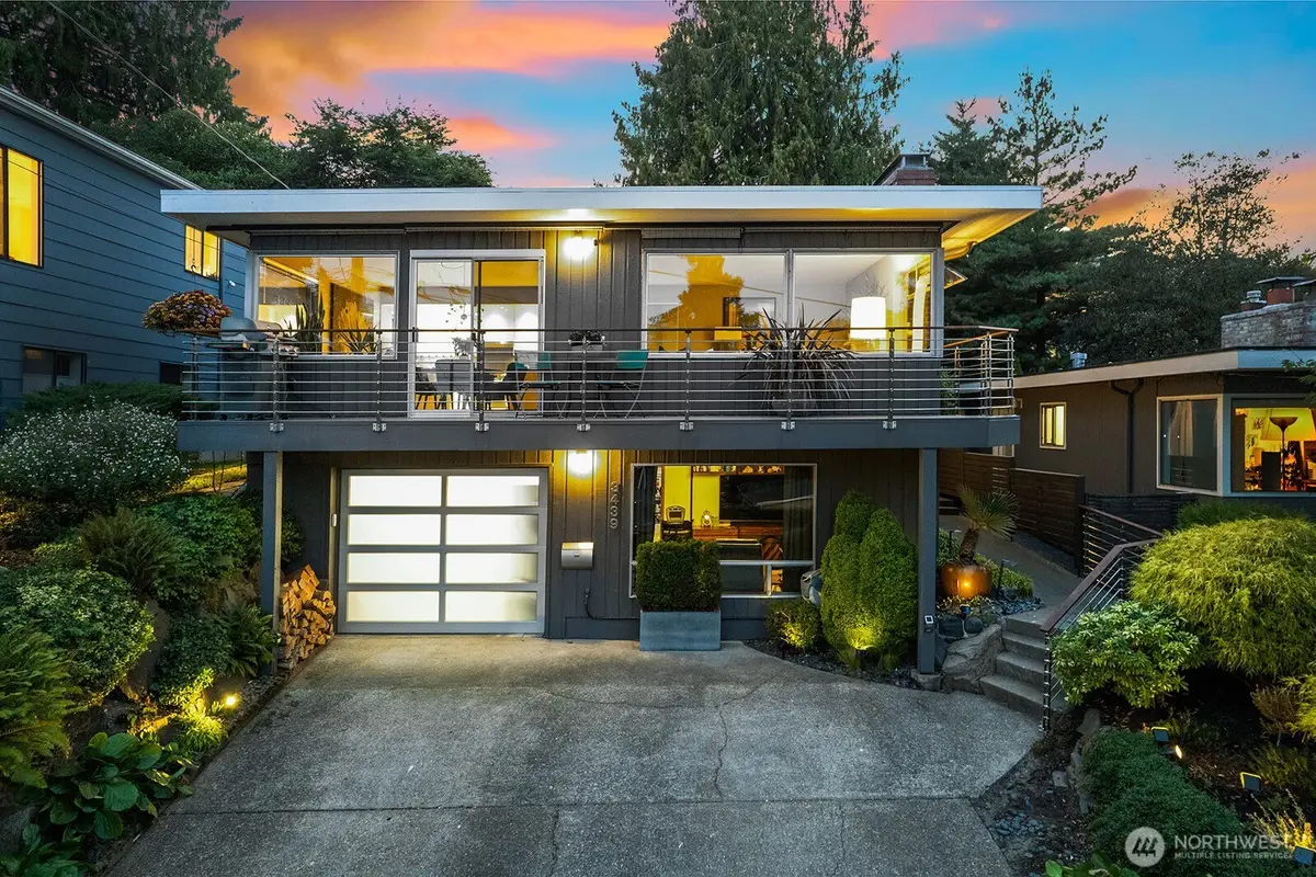 3439 24th Avenue W, Seattle, WA 98199 - Image #1
