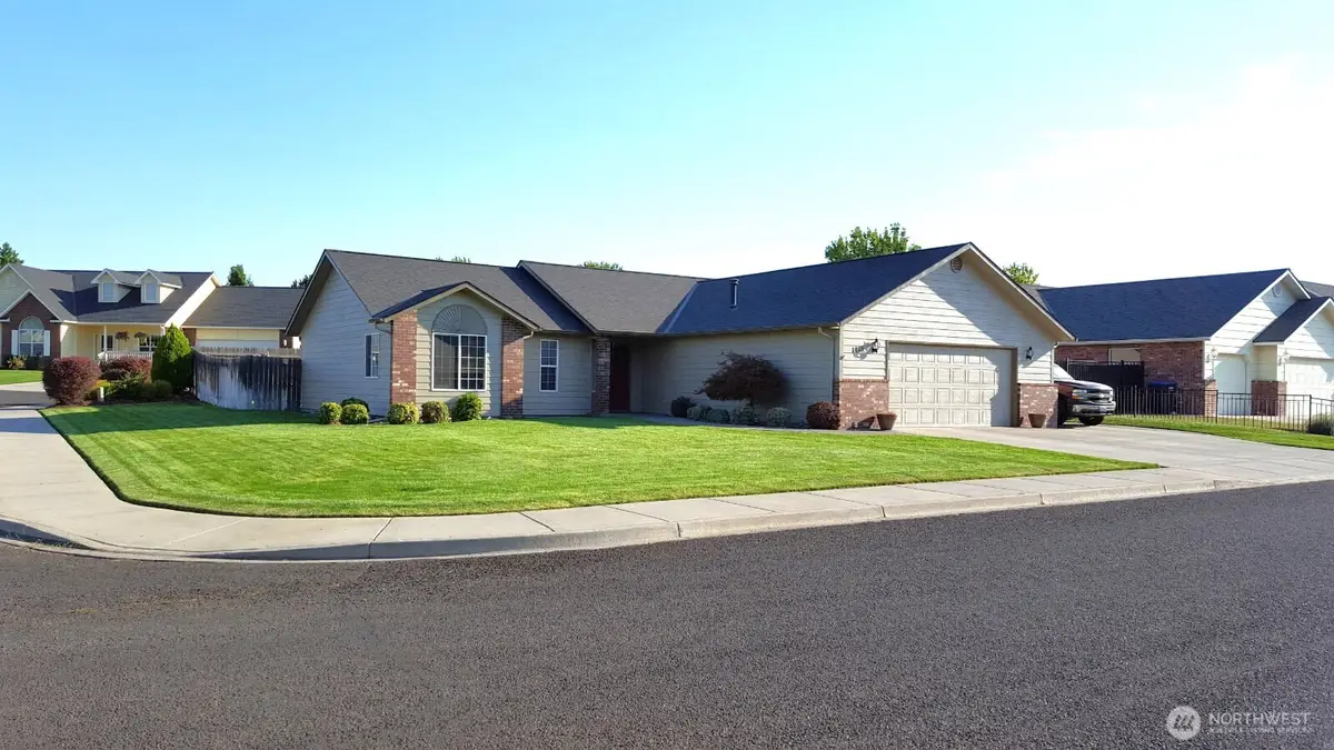 1869 SE Larch Avenue, College Place, WA 99324 - #1