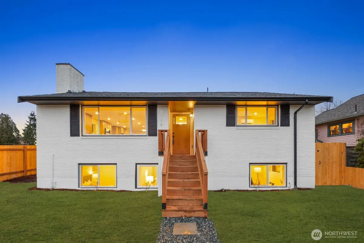 7555 32nd Avenue Sw, Seattle, WA 98126 - Image #1