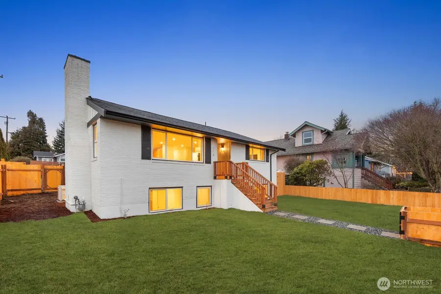 7555 32nd Avenue Sw, Seattle, WA 98126 - Image #2