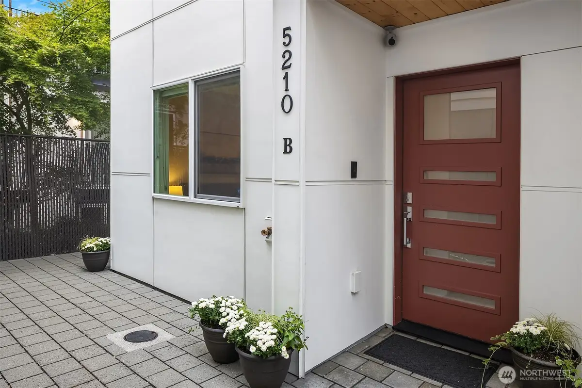 5210 Brooklyn Avenue Ne, Seattle, WA 98105 - Image #1