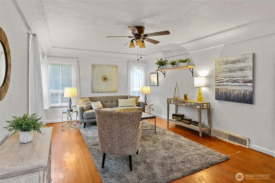 9222 3rd Avenue Sw, Seattle, WA 98106 - Image #2