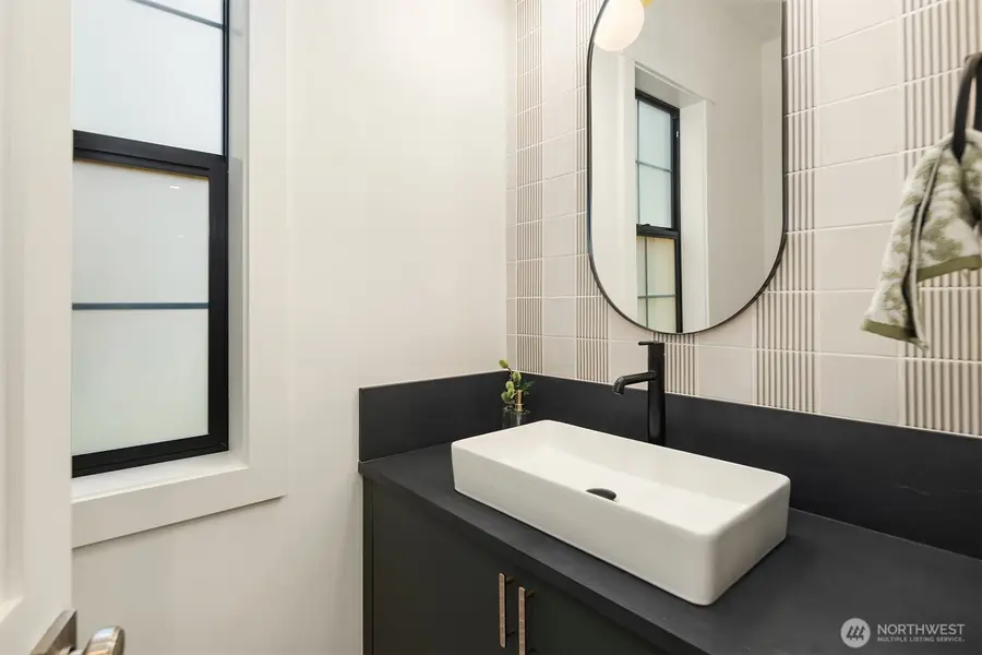 818 165th Avenue Ne, Bellevue, WA 98008 - Image #3