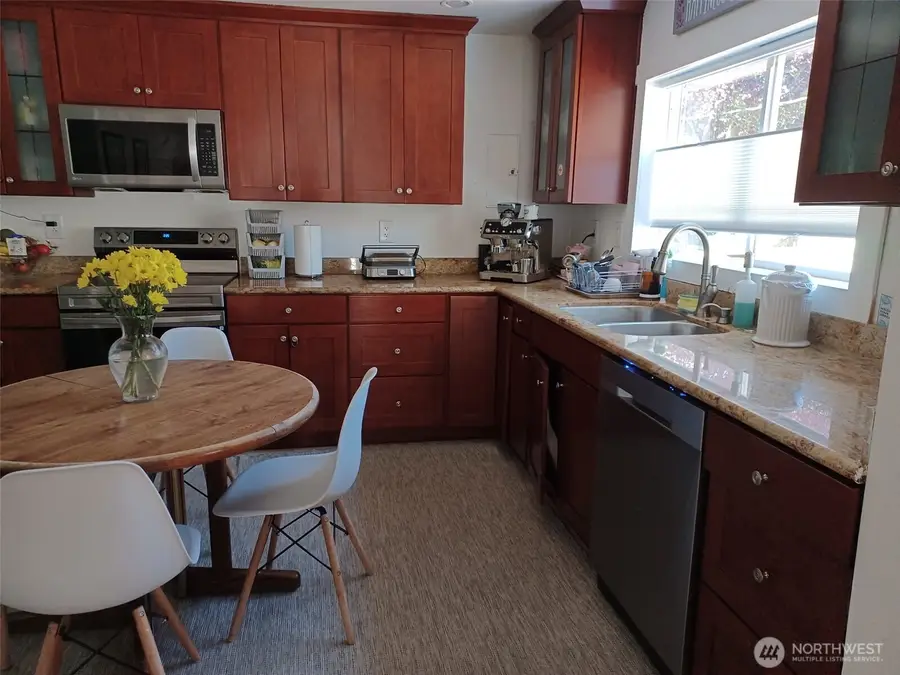 9453 Palatine Avenue N, Seattle, WA 98103 - Image #2