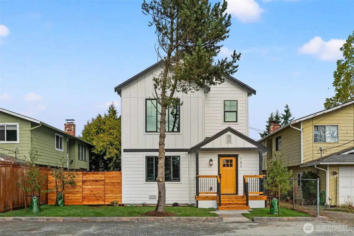742 N 104th Street, Seattle, WA 98133 - Image #1