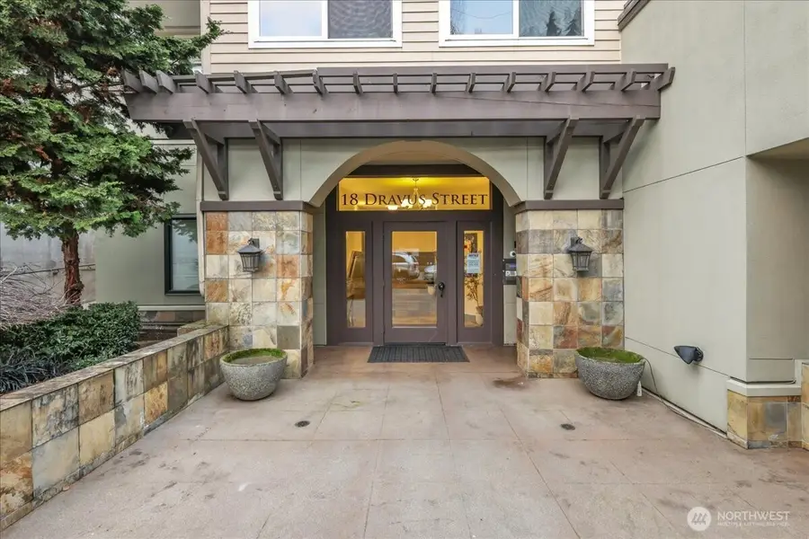 18 Dravus Street #207, Seattle, WA 98109 - Image #2