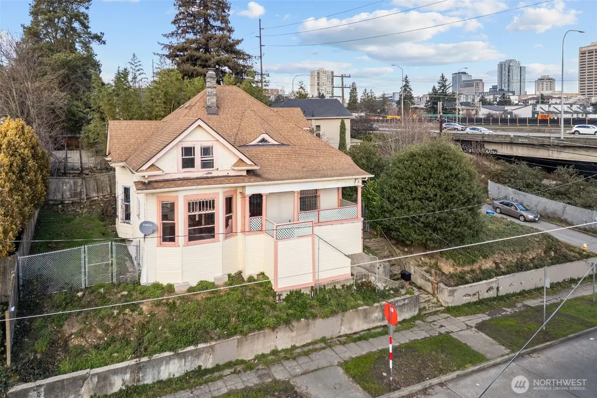 414 NE 42nd Street, Seattle, WA 98105 - Image #1