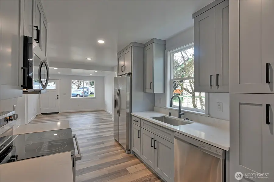 2405 Rockefeller Ave, Everett, WA 98201 - Image #2