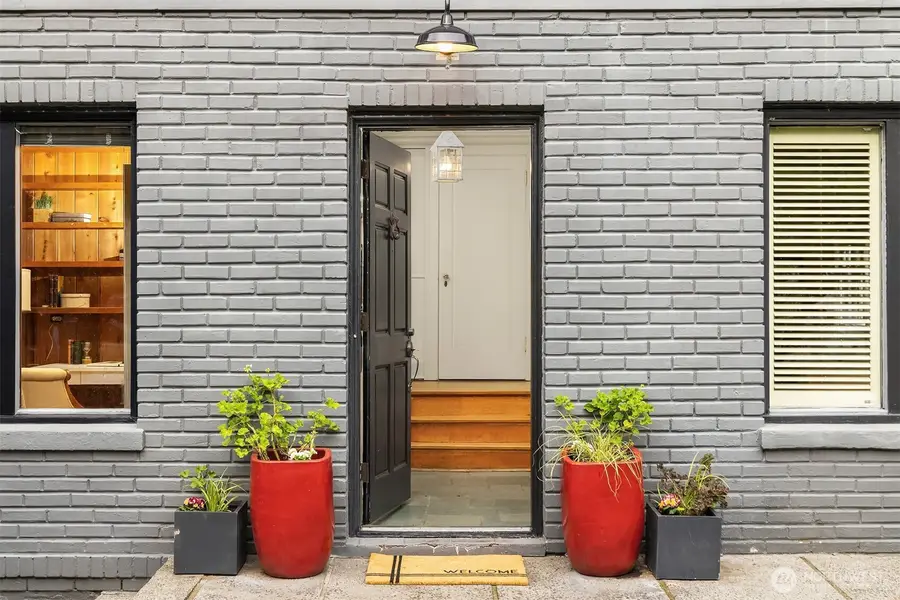 1208 E Newton Street, Seattle, WA 98102 - Image #2