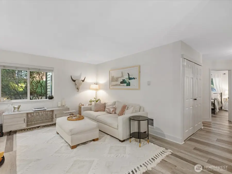 455 Newport Way Nw #302, Issaquah, WA 98027 - Image #3