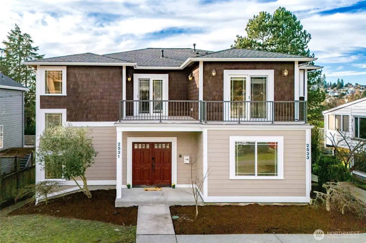 2531 30th Avenue W, Seattle, WA 98199 - Image #1
