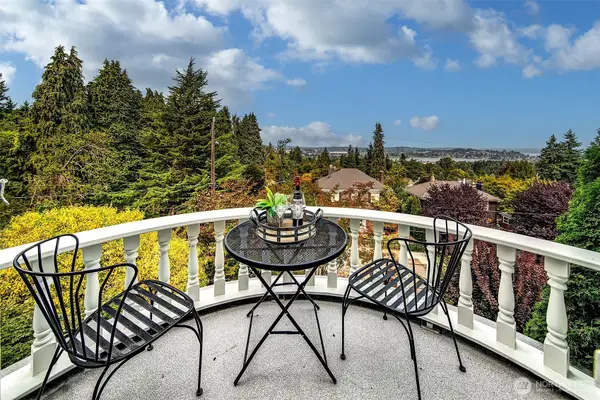 1939 E Crescent Drive, Seattle, WA 98112