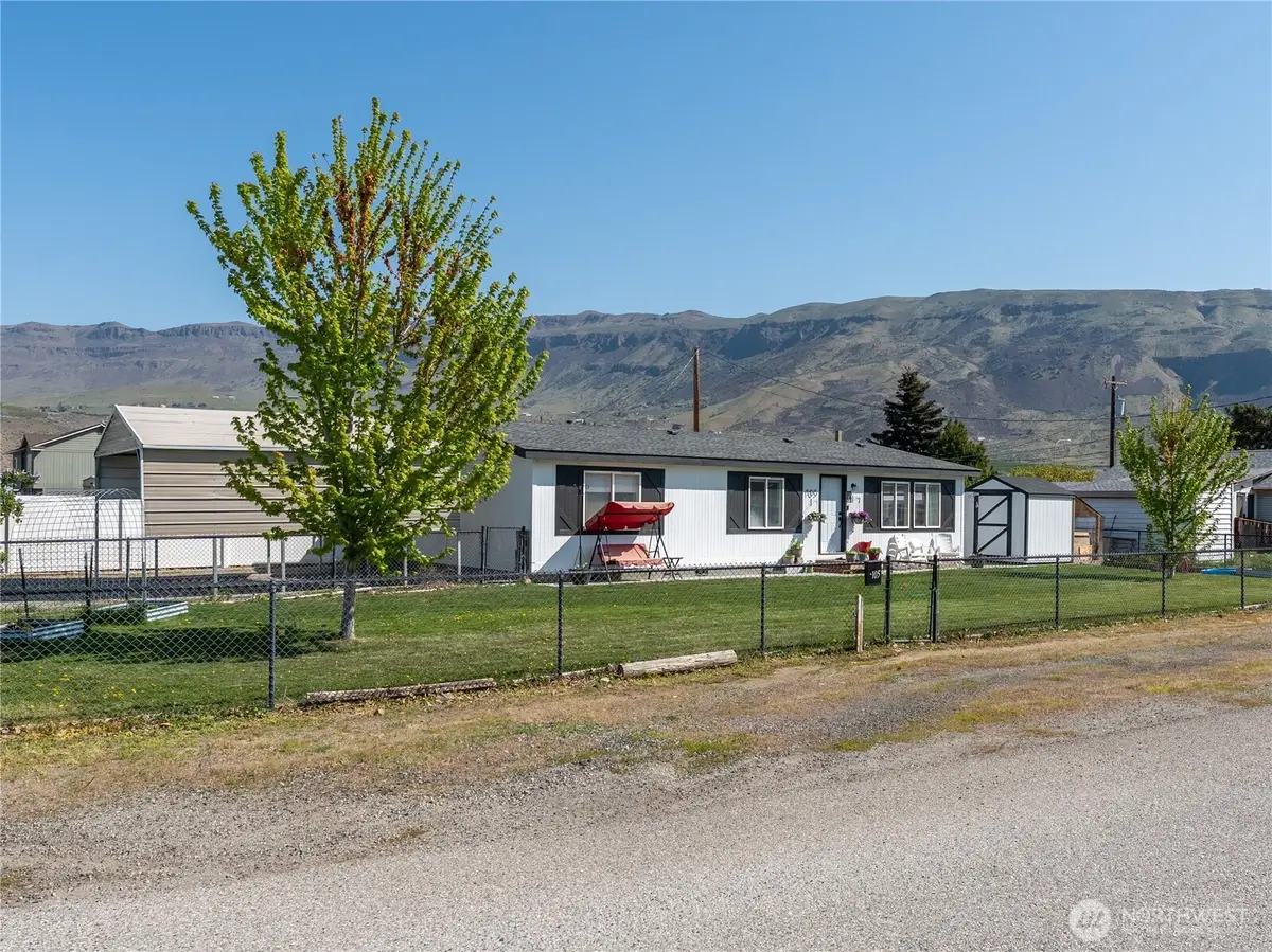 105 3rd Street Sw, Rock Island, WA 98850 - #1