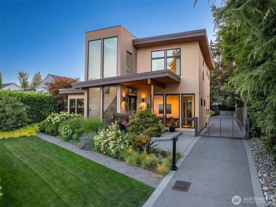 719 99th Avenue Ne, Bellevue, WA 98004 - #2