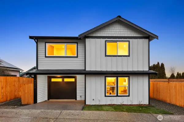 7555 32nd Avenue Sw #B, Seattle, WA 98126