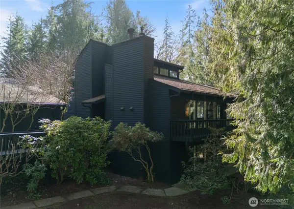 201 E Country Club Drive, Allyn, WA 98524