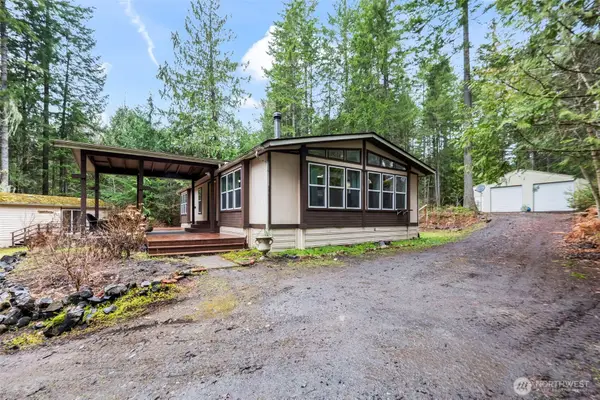61 N Cresthill Way, Hoodsport, WA 98548
