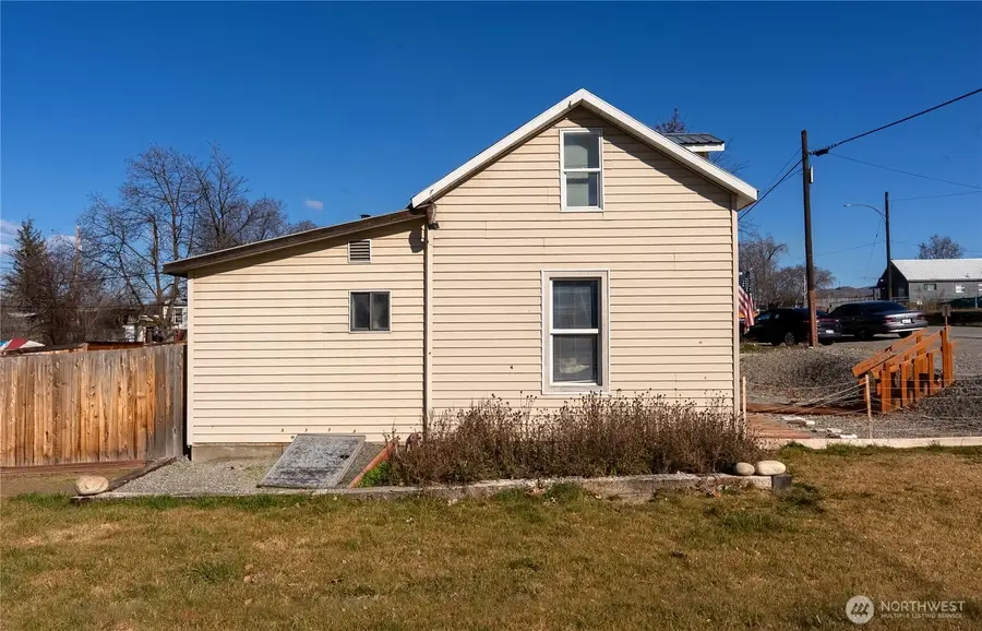 330 Edmonds Street, Omak, WA 98841 - #3